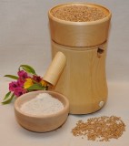 Moara Electrica Cereale Arabella cu Pietre Ceramica Corundum, 200W, 6 Trepte Reglaj, Lemn Tei, 31cm, 7.3kg, Garantia 5 Ani