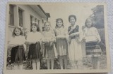 Fotografie tip Carte postala, Copii in costume populare la festivitate de premiere, perioada interbelica
