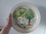 Farfurie ceramica veche romaneasca Faimar Baia Mare, anii 70-80, pictata manual, scena cu taran maramuresan la taiat de lemne in padure
