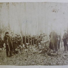 FOTOGRAFIE DE GRUP DUPA VANATOARE , AUTOR NECUNOSCUT , MONOCROMA , DATATA PE VERSO 1898