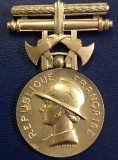 (M33) Medalie din argint placata cu aur Franta - Medalia de Onoare a Pompierilor - Al doilea model - Model 1935-2017