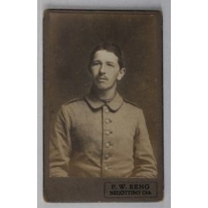 FOTOGRAFIE C.D.V. , STUDIO F.W. RENG , NEUOTTING OBB. . TANAR IN UNIFORMA MILITARA , SFARSITUL SEC. XIX
