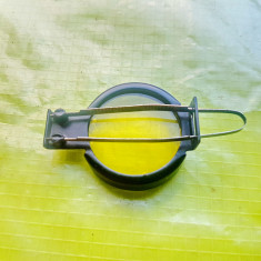 E94-Lentila foto sticla galbena rama metal cu arc. Diam. ext. 3.5, int. 2.8 cm.