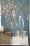 Fotografie tip carte postala, barbat cu baietel, perioada interbelica