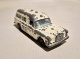 Mercedes Benz &quot;Binz&quot; Ambulance - Matchbox, 1:64