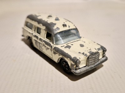 Mercedes Benz &amp;quot;Binz&amp;quot; Ambulance - Matchbox foto