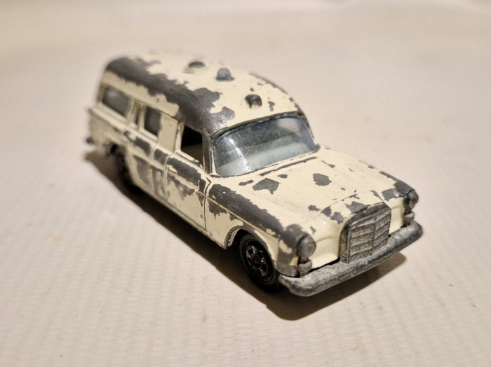 Mercedes Benz &quot;Binz&quot; Ambulance - Matchbox