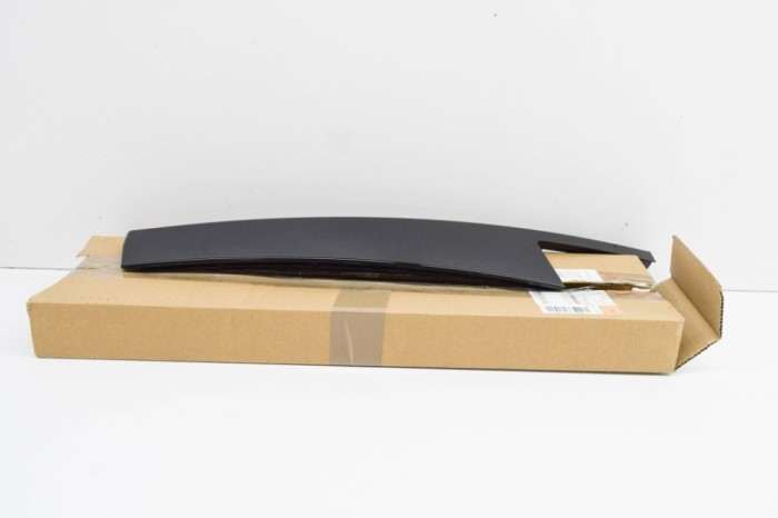 Ornament vertical ușă st&acirc;nga spate BMW F90 2018 OEM: 7390139,51357390139 17957656