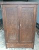 Dulap vechi din lemn masiv lucrat manual