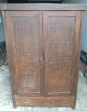 Dulap vechi din lemn masiv lucrat manual