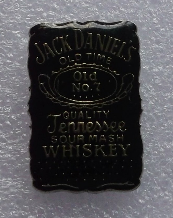 T2. INSIGNA TIP PIN USA SUA Jack Daniel&#039;s Tennessee Whiskey - 25 x 16 mm **