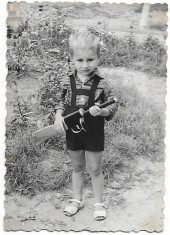BSV Copil cu jucarie pistol-mitraliera automat perioada comunista foto