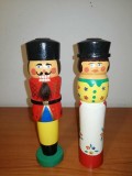 Pereche suport de lumanare veche din lemn traditionala de Craciun Germania Erzgebirge Christmas soldat spărgător de nuci si figurina femeie