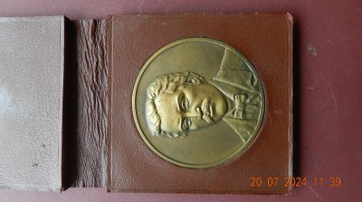 Medalie Eminescu in etui de piele 1964 foto
