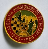 Minerit, drumetie, relaxare, varianta de culoare ( rosu ), insigna perioada socialista
