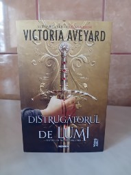 Victoria Aveyard foto
