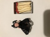 Cumpara ieftin PAPUSA MINIATURALA IN DANTELE NEGRE (HONG-KONG)