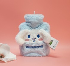 Perna pentru apa calda Cinnamon Relief Pillow capacitate 1l, din cauciuc, cu husa pufoasa Hello Kitty foto