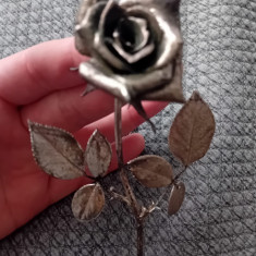 Trandafir din metal argintat cu marcaj