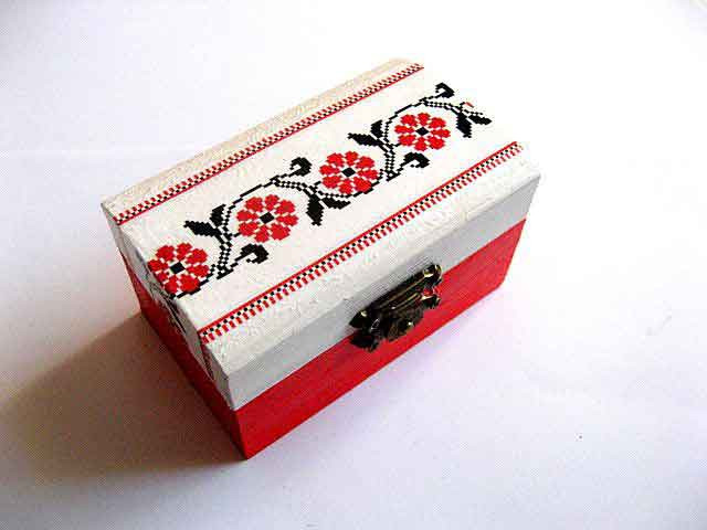 Cutie cu motiv traditional, flori stilizate rosu si negru, cutie lemn 27499  | Okazii.ro