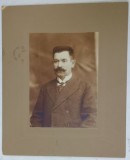 BARBAT IN COSTUM CU CRAVATA , FOTOGRAFIE FARA AUTOR PRECIZAT , PE PASPARTU CU MOTIVE ART - NOUVEAU , INCEPUT DE SECOL XX