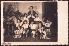 P1821N Copii &icirc;n port popular rom&acirc;nesc, Atelier Artistic, Oravița, perioada interbelică