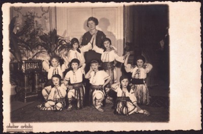 P1821N Copii &amp;icirc;n port popular rom&amp;acirc;nesc, Atelier Artistic, Oravița, perioada interbelică foto
