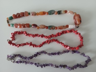 Lot 2 coliere elegante: coral rosu si diverse pietre naturale foto