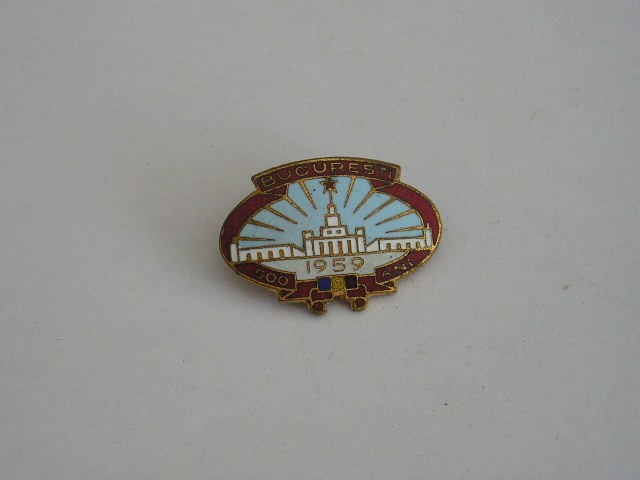 QW9 I 8 - Insigna foarte veche - tematica istorie - Bucurest 500 ani - 1959