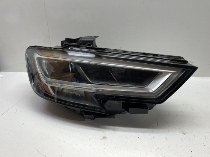 Audi A3 S3 8V Headlight/headlamp 8V0941034E 90104567 13670318