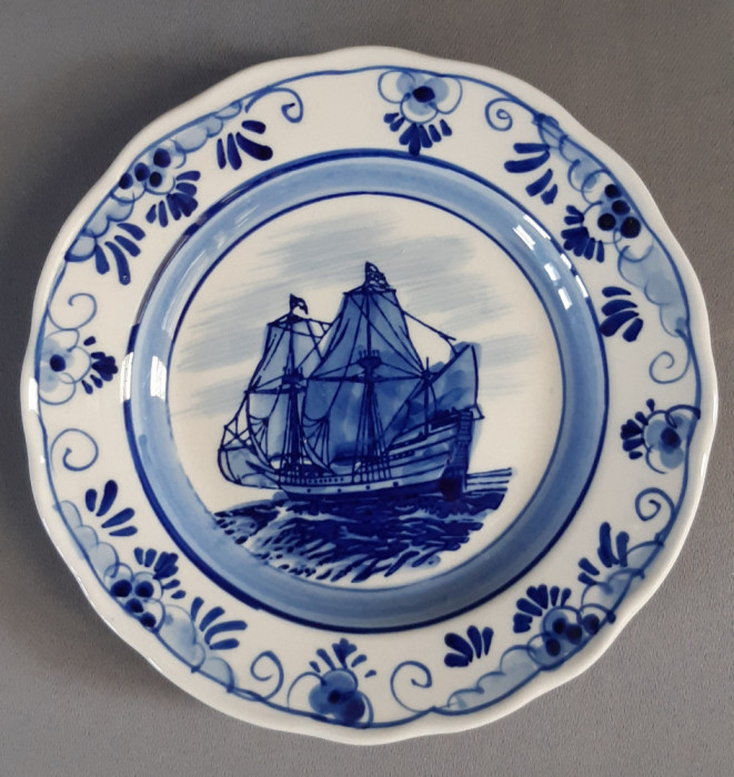 Farfurie decorativa veche, ceramica de tip Delft, pentru colectie