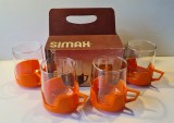 Set vintage 4 pahare / cani SIMAX din sticla termorezistenta tip Yena, in suporti de plastic cu toarte, pentru bauturi calde (ex: ceai, cafea, s.a.)