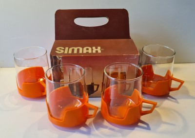 Set vintage 4 pahare / cani SIMAX din sticla termorezistenta tip Yena, in suporti de plastic cu toarte, pentru bauturi calde (ex: ceai, cafea, s.a.) foto