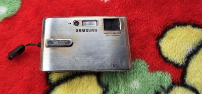 APARAT FOTO DIGITAL SAMSUNG I85 , FARA ACUMULATOR ,NU STIU DACA FUNCTIONEAZA . foto
