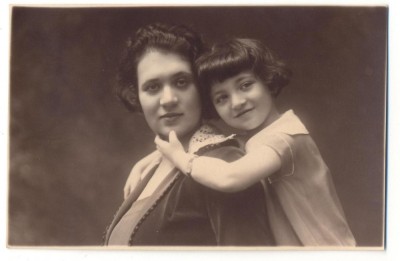AD 1760 C.P.VECHE- MAMA SI FICA IN TINUTA DE EPOCA foto