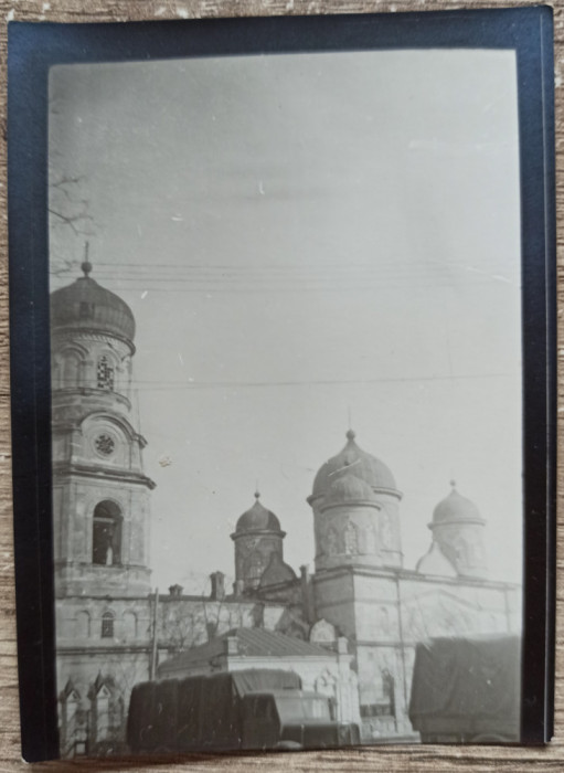 Camioane militare in fata unei biserici din Dnipropetrovsk// foto WWII