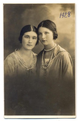 AD 1319 C. P.VECHE- DOAMNE IN TINUTA DE EPOCA - BIBI SI ALEXANDRINA-1928 TECHIR foto