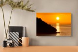 Tablou Canvas, "Apus de soare peste mare liniștită", Apus, Munte, Siluetă, Reflecție, Ocean, Aurii, Cer, Lumină, Tranquilitate, Orizont., 39 x 26 cm,
