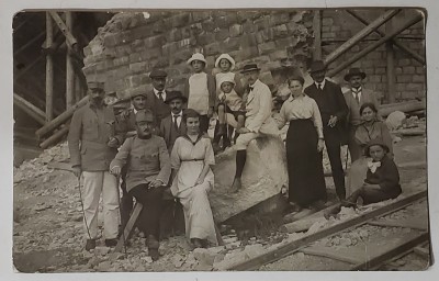 FOTOGRAFIE DE GRUP , CIVILI SI MILITARI , AUSTRO - UNGARIA , CARTE POSTALA ILUSTRATA , INCEPUTUL SEC. XX foto