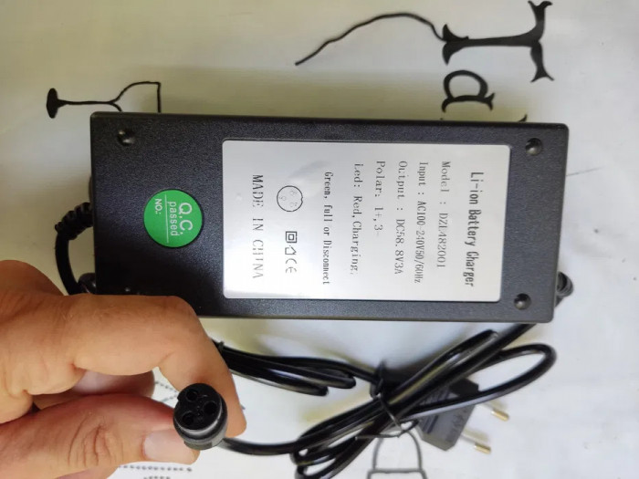 Incarcator trotineta electrica scuter output 58.8V 3 ah baterii 52v
