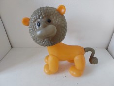 Leu jucarie veche URSS anii 80, plastic, mare, jucarie vintage de colectie, jucarii import in Romania comunista