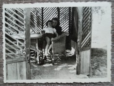 Mama si copil intr-un foisor, perioada interbelica// fotografie