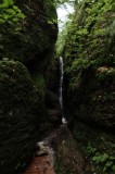 Tablou Canvas, "Cascada ascunsă &icirc;n desișul pădurii", Cascadă, Pădure, St&acirc;nci, Verdeață, Apă, Lumină, Natură, Tranquilitate, 26 x 39 cm, CMCLASS