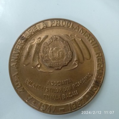 -Y- MEDALIA A 40 A ANIVERSARE A PROCLAMARII REPUBLICII 1947 - 1987 BACAU 1987 foto