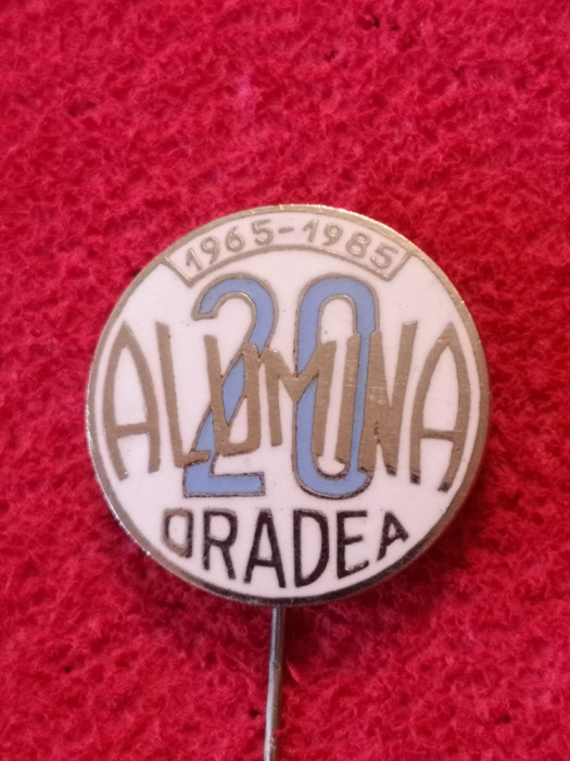 Insigna fabrica - &quot;ALUMINA&quot; ORADEA (aniversare 20 de ani 1965/1985)