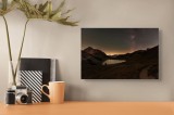 Peisaj Nocturn Majestic: Cer &icirc;nstelat, munți și lac multicolor pe canvas, 39 x 26 cm, CMCLASS