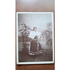 Fotografie pe carton, tanara in costum popular, perioada interbelica