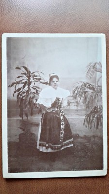 Fotografie pe carton, tanara in costum popular, perioada interbelica foto