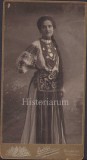 Fotografie Studio Erdelyi Budapesta, Femeie cu Salbă de Bani, 21x11cm, Colectie
