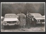 Familie L&acirc;ngă Mașini Dacia - Dacii 1300 - Scenă de Camping &icirc;n Caraș-Severin - Rom&acirc;nia - Fotografie Veche, Anii 1970-1980